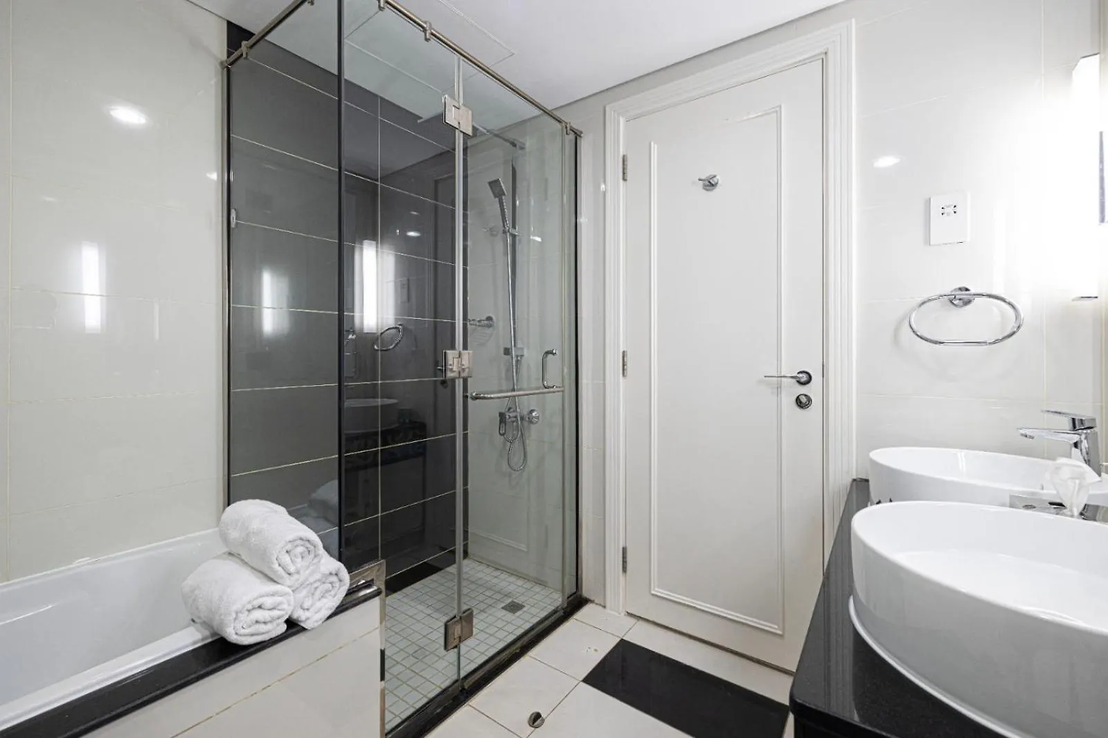 Damac Maison Mall Street 3 Bedroom Burj Khalifa View With Gym And Pool 1 Minute Walk To Dubai Mall Apartment